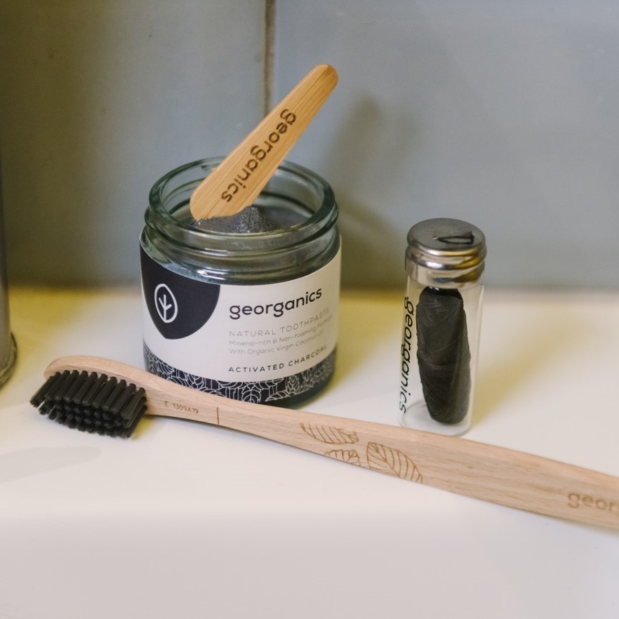 Zubní pasta bez fluoridu s aktivním uhlím